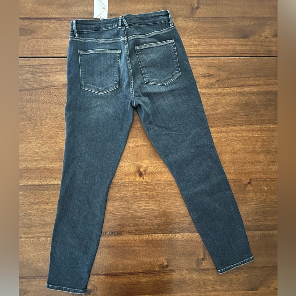 Good American - Good Legs Cropped Jeans - Picture 3 of 14